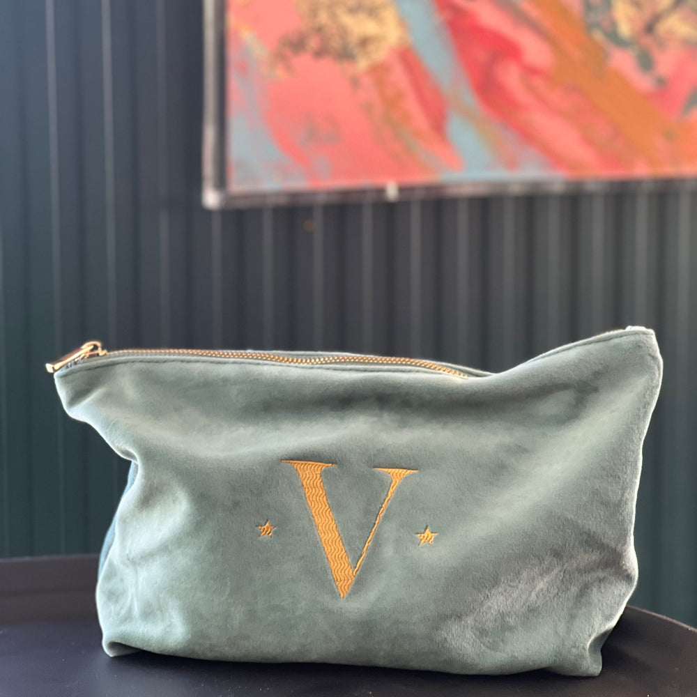 
                      
                        Pochette velluto ricamata
                      
                    