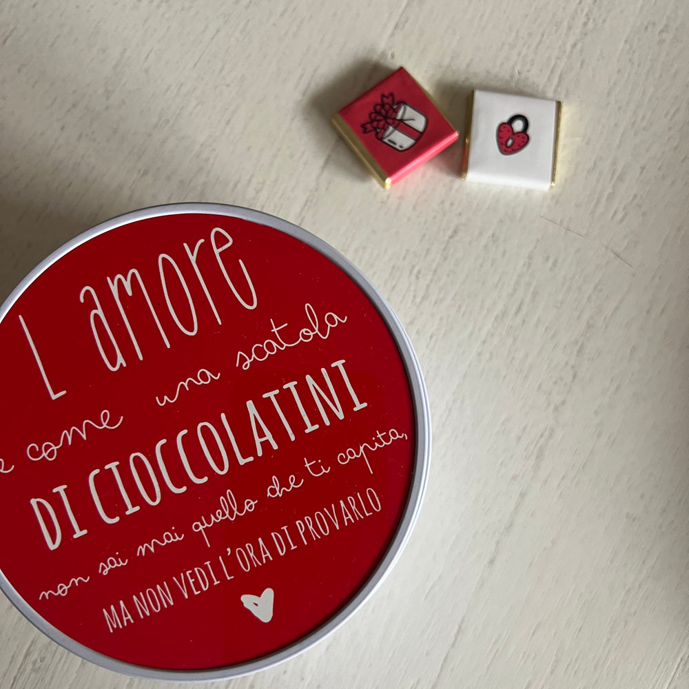 
                      
                        Scatola Rotonda Alluminio con cioccolatini San Valentino - l’amore
                      
                    