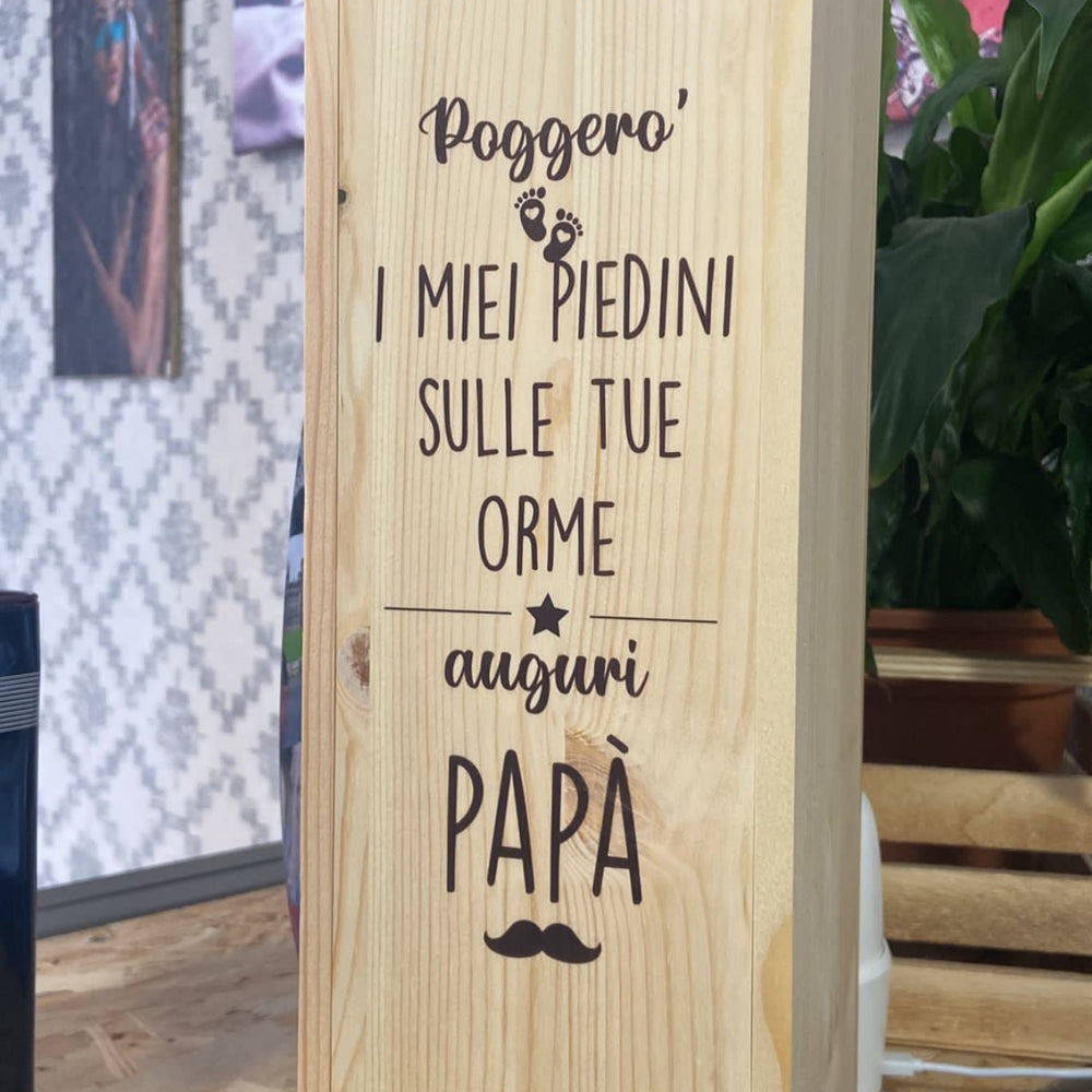 
                      
                        Scatola porta vino personalizzata - Festa del Papà
                      
                    